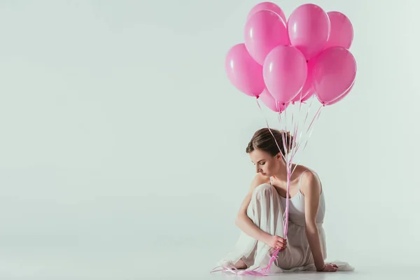 Bailarina Ballet Vestido Blanco Sentada Con Globos Rosados Aislada Blanco — Foto de Stock