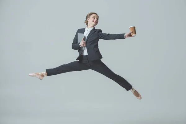 Empresária Terno Sapatos Balé Pulando Com Café Tablet Isolado Cinza — Fotografia de Stock