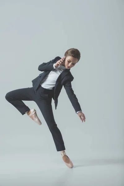 Mujer Negocios Traje Zapatos Ballet Bailando Hablando Smartphone Aislado Gris — Foto de Stock