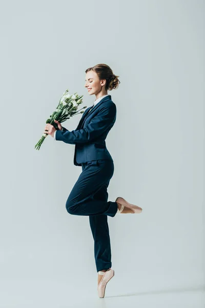Glad Affärskvinna Kostym Och Balett Skor Med Blombukett Isolerad Grå — Stockfoto