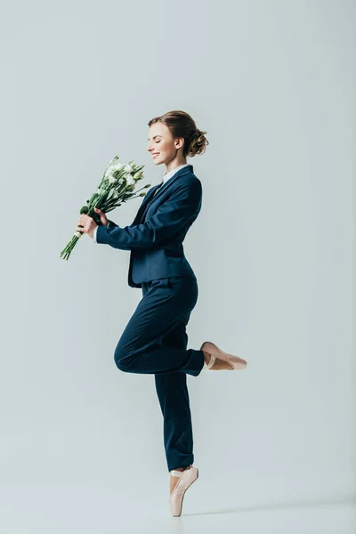 Glückliche Geschäftsfrau Anzug Und Ballettschuhen Mit Blumenstrauß Isoliert Auf Grau — Stockfoto