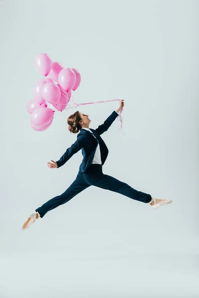 Zakenvrouw Pak Ballet Schoenen Springen Met Roze Ballonnen Geïsoleerd Grijs — Stockfoto