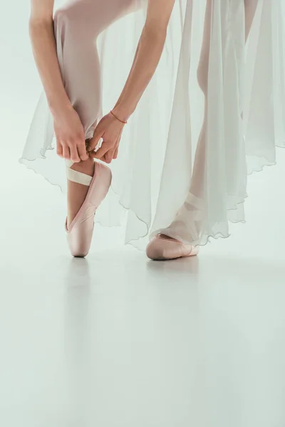 Rendah Bagian Dari Balerina Mengenakan Sepatu Balet Terisolasi Pada Putih Stok Lukisan  