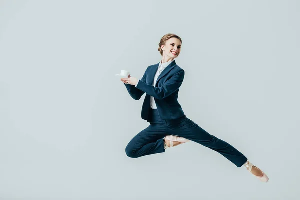 Geschäftsfrau Anzug Und Ballettschuhen Springt Mit Einer Tasse Kaffee Isoliert Stockbild