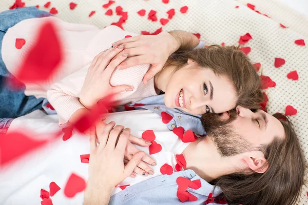 Hermosa pareja enamorada - foto de stock