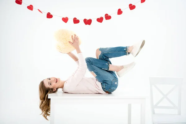 Mujer con almohada en forma de corazón - foto de stock