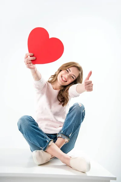 Donna con cuore di carta — Foto stock