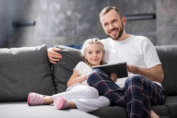 Père et fille utilisant une tablette numérique — Photo de stock