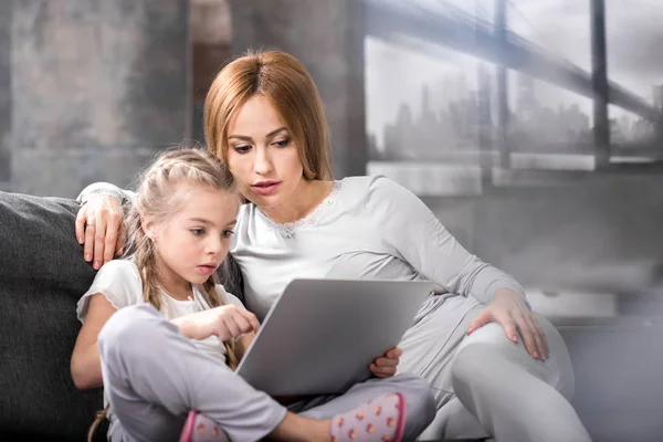 Madre e hija usando tableta digital - foto de stock