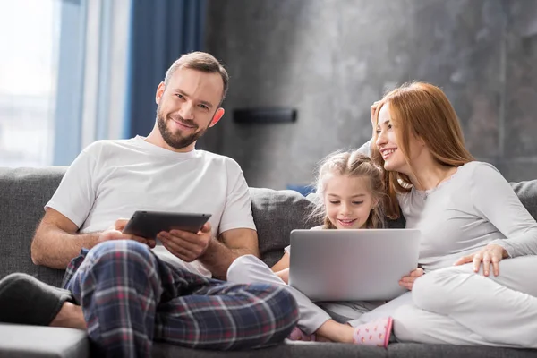 Family using digital devices — Stock Photo