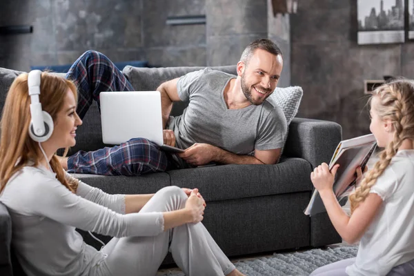 Familia feliz juntos - foto de stock