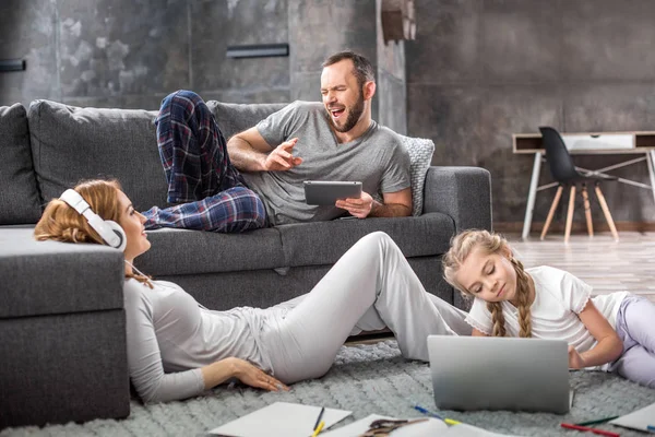 Family using digital devices — Stock Photo