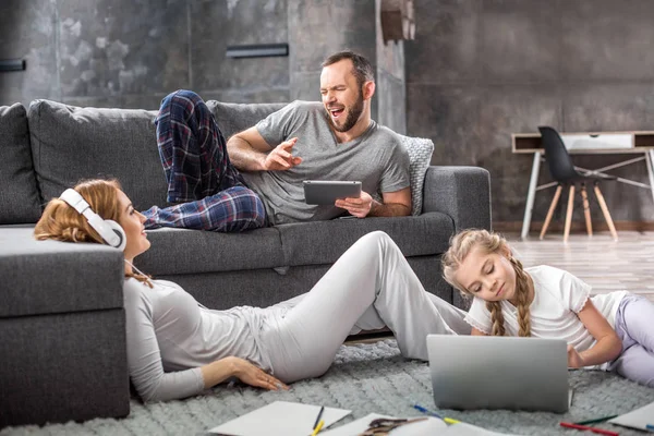 Familie mit digitalen Geräten — Stockfoto