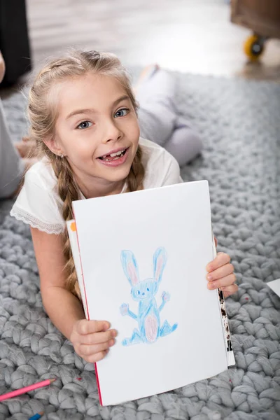 Mädchen zeigt Zeichnung — Stockfoto