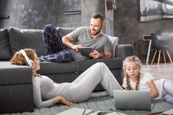 Familia usando dispositivos digitales - foto de stock