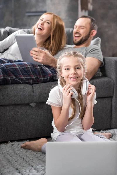 Chica usando auriculares - foto de stock