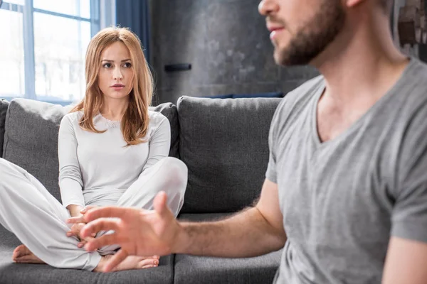 Jovem casal brigando — Stock Photo