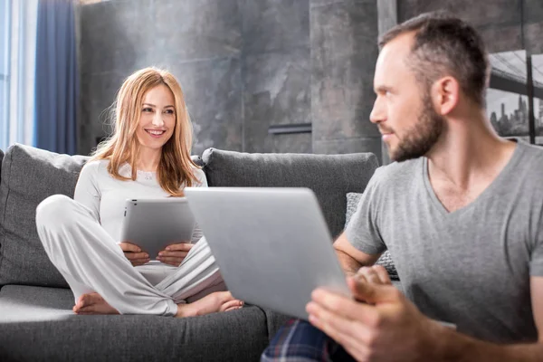 Paar nutzt digitale Geräte — Stockfoto