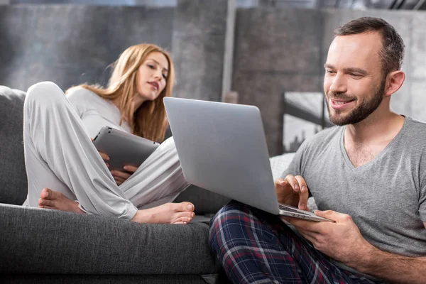 Couple using digital devices — Stock Photo