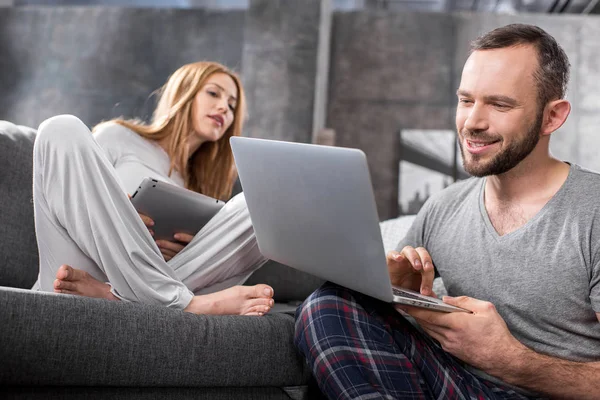 Pareja usando dispositivos digitales - foto de stock