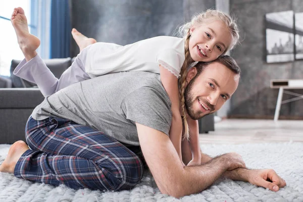 Feliz padre e hija - foto de stock