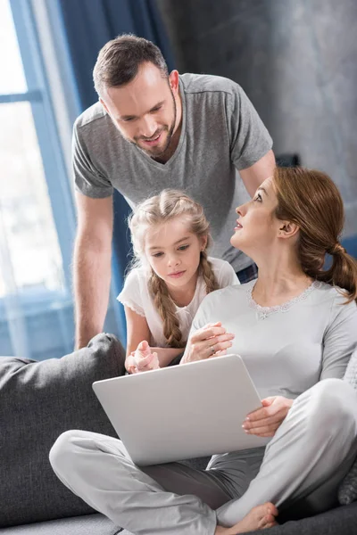 Famille utilisant un ordinateur portable — Photo de stock