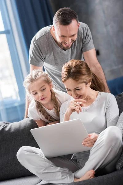 Famille utilisant un ordinateur portable — Photo de stock