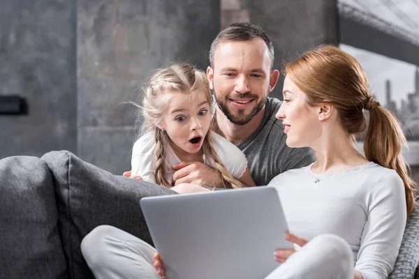 Familia usando laptop - foto de stock