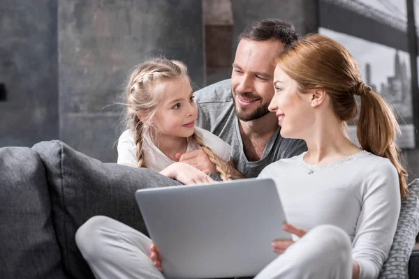 Famille utilisant un ordinateur portable — Photo de stock