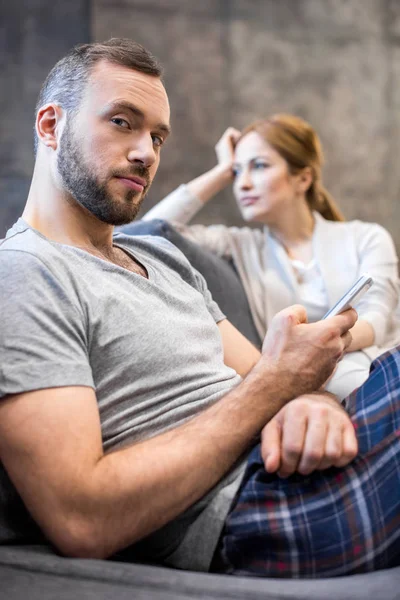 Man using smartphone — Stock Photo