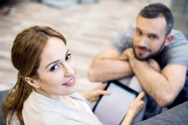 Lächelnde junge Frau — Stockfoto