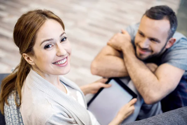 Lächelnde junge Frau — Stockfoto