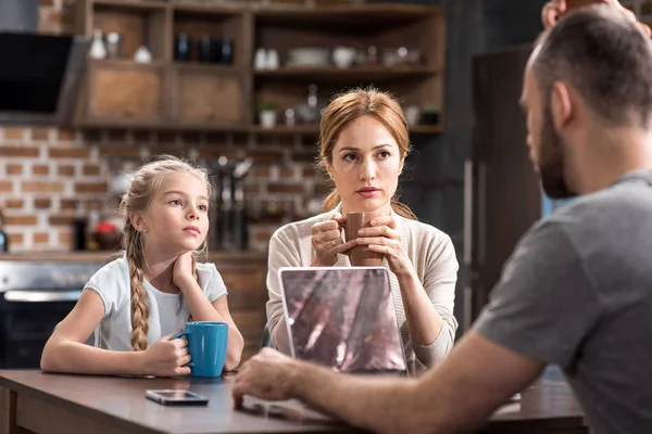 Familia joven en la cocina - foto de stock