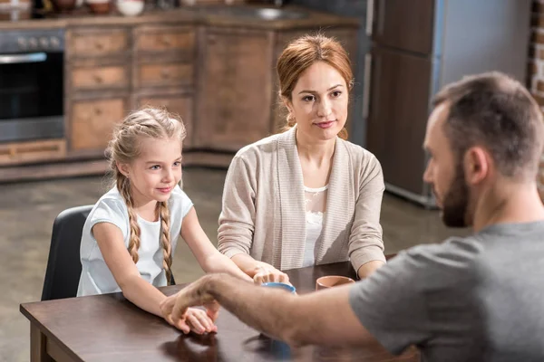 Familia cogida de la mano - foto de stock