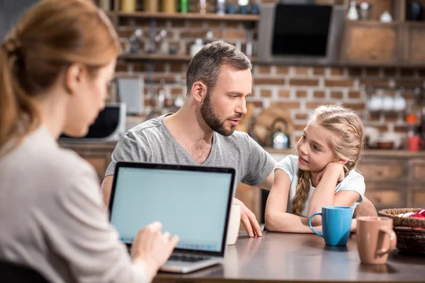 Отец и дочь разговаривают — Stock Photo