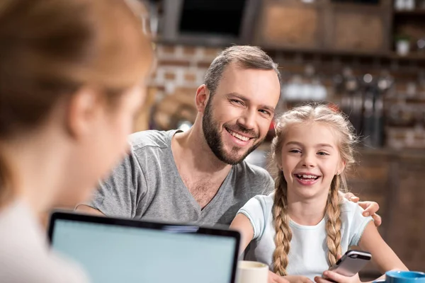 Padre e figlia ridendo — Foto stock