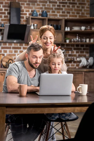 Familia usando laptop - foto de stock