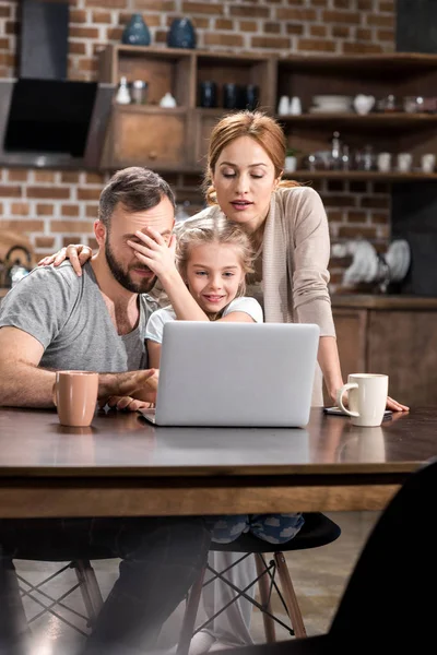 Famille utilisant un ordinateur portable — Photo de stock