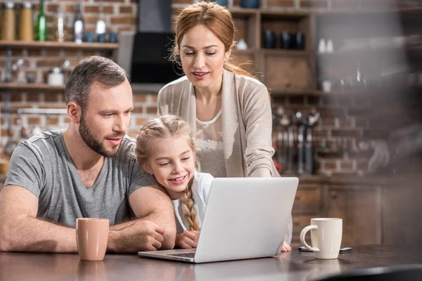 Familia usando laptop - foto de stock