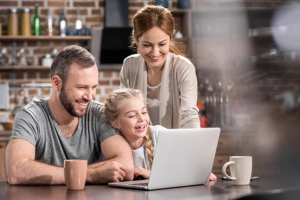 Familia usando laptop - foto de stock