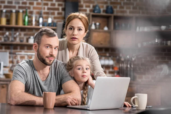 Familia usando laptop - foto de stock