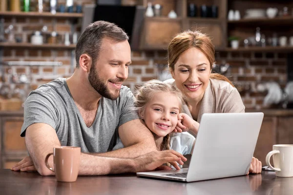 Familia usando laptop - foto de stock