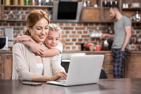 Femme et enfant avec ordinateur portable — Photo de stock