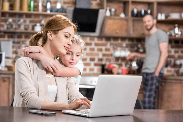 Mujer y niño con portátil - foto de stock