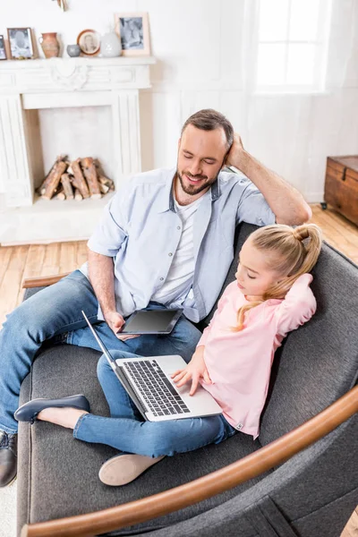 Pai e filha usando dispositivos — Fotografia de Stock