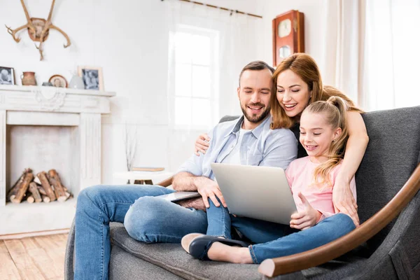 Família usando laptop — Fotografia de Stock