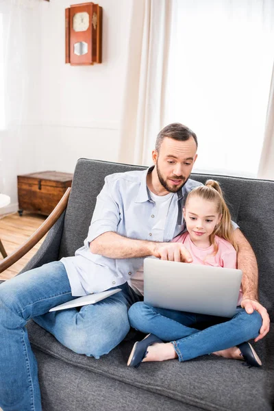 Père et fille utilisant un ordinateur portable — Photo de stock