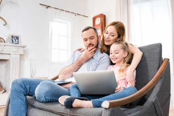 Famille utilisant un ordinateur portable — Photo de stock