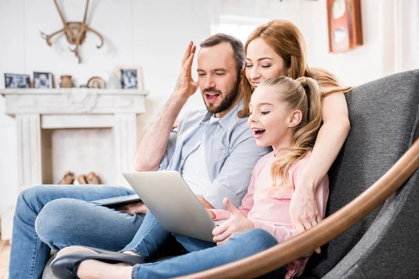 Famille utilisant un ordinateur portable — Photo de stock