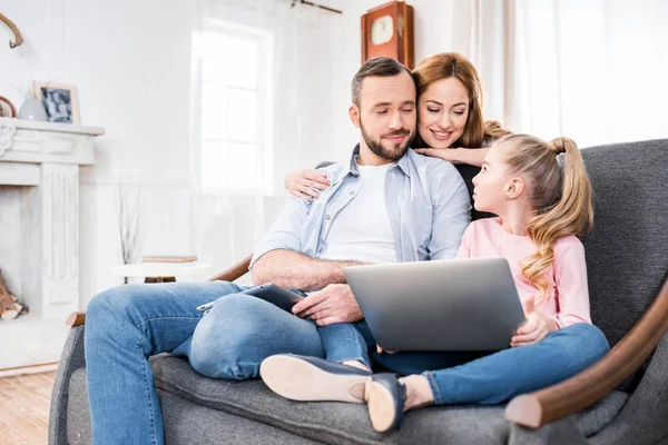 Familia usando laptop - foto de stock